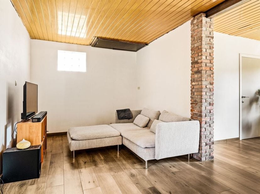 Charmante HOB op 842m²<br />
Gelegen in de rustige en gegeerde buurt Voorthoek in Stekene, geniet deze halfopen bebouwing van een ideale combinatie tu
