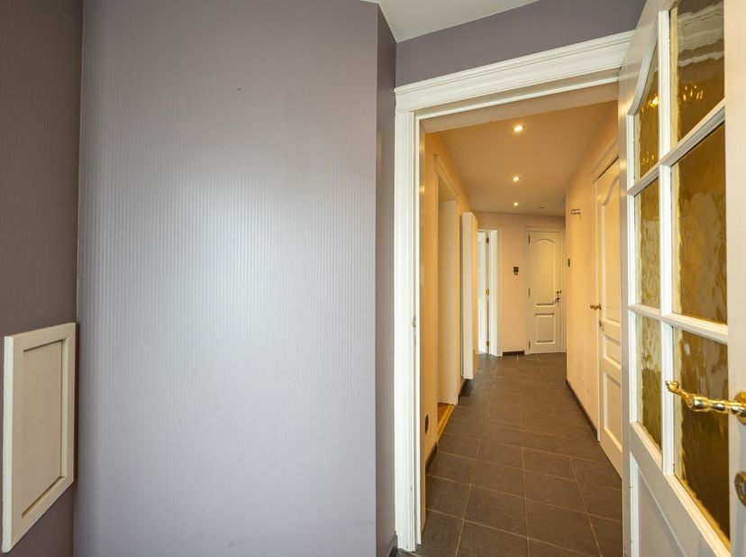 GEDEELTELIJK TE RENOVEREN GEZINSWONING MET 5 SLAAPKAMERS, LEUKE PATIOTUIN OP EEN CENTRALE LOCATIE TE HOUTHALEN-HELCHTEREN.<br />
Ter hoogte van de Koo