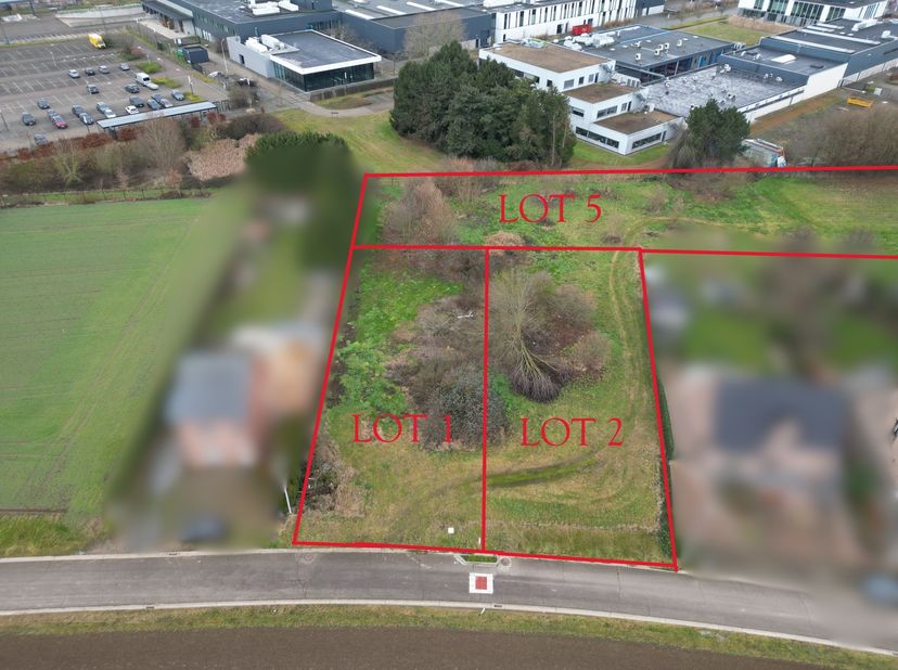 We vinden deze industriegrond terug in Bautershoven. De grond is gelegen op een zeer gunstige locatie op een boogscheut van het centrum van Sint-Truid