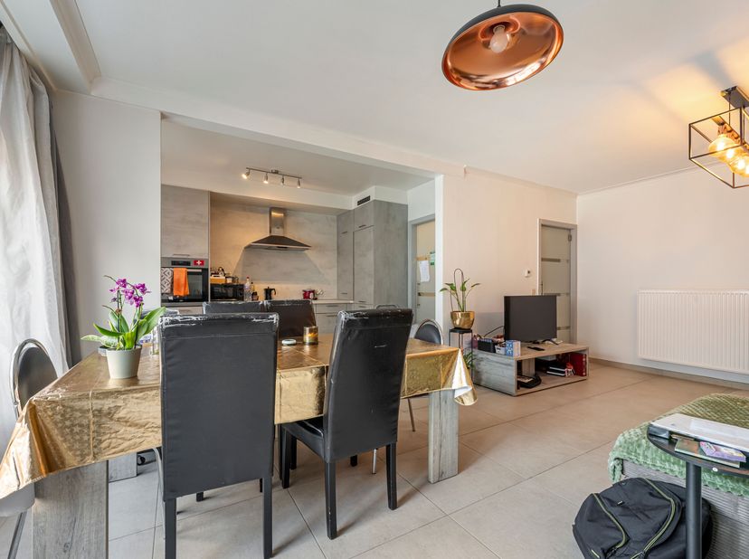 Uniek appartement op een rustige locatie in het centrum van Roeselare.<br />
Dit appartement werd onlangs volledig gerenoveerd en is momenteel verhuur