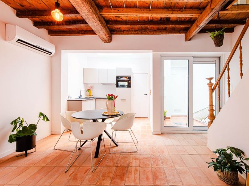 Vous recherchez une maison chaleureuse, pleine de caractère et dotée de tout le confort moderne ? Cette charmante maison située à Borgerhout a été rén