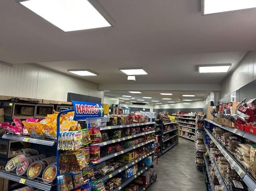 Espace commercial moderne de 154m² - très bien situé près du centre de Beverlo<br />
Cet espace commercial de 154m² récemment rénové est stratégiqueme