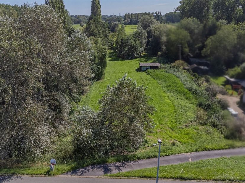Exclusieve bouwgrond te koop op de Sint-Onolfsdijk te Dendermonde. Ontdek deze uitzonderlijke kans om uw droomwoning te realiseren op een prachtig per