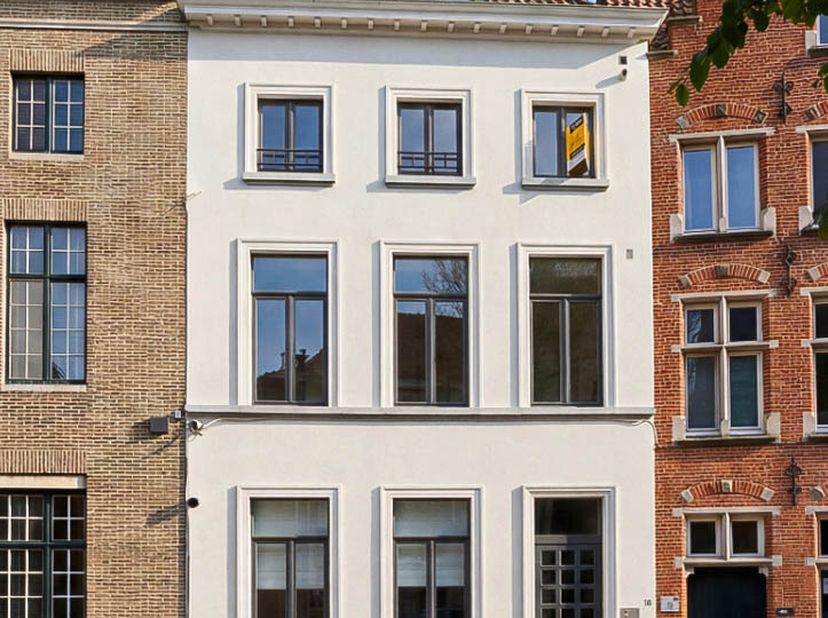139 m² woonplezier, authentieke charme en een heerlijk zonneterras op een van de mooiste plekjes van Brugge.<br />
In de idyllische omgeving rond de S