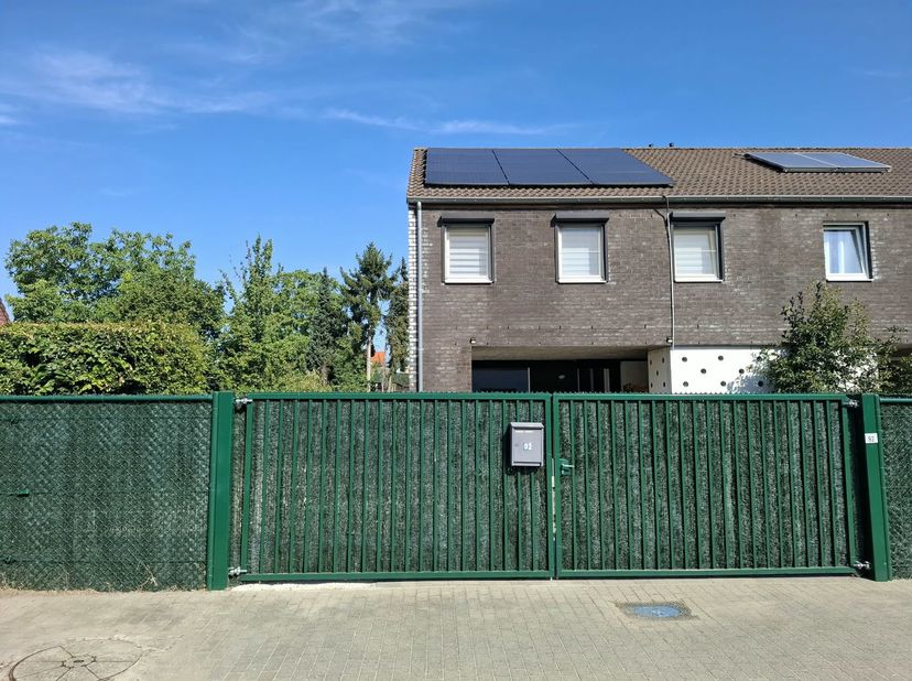 Instapklare halfopen woning met 3 slaapkamers en EPC B<br />
In de Kammestraat 92 in Erps-Kwerps bevindt zich deze verzorgde halfopen woning uit 2005,