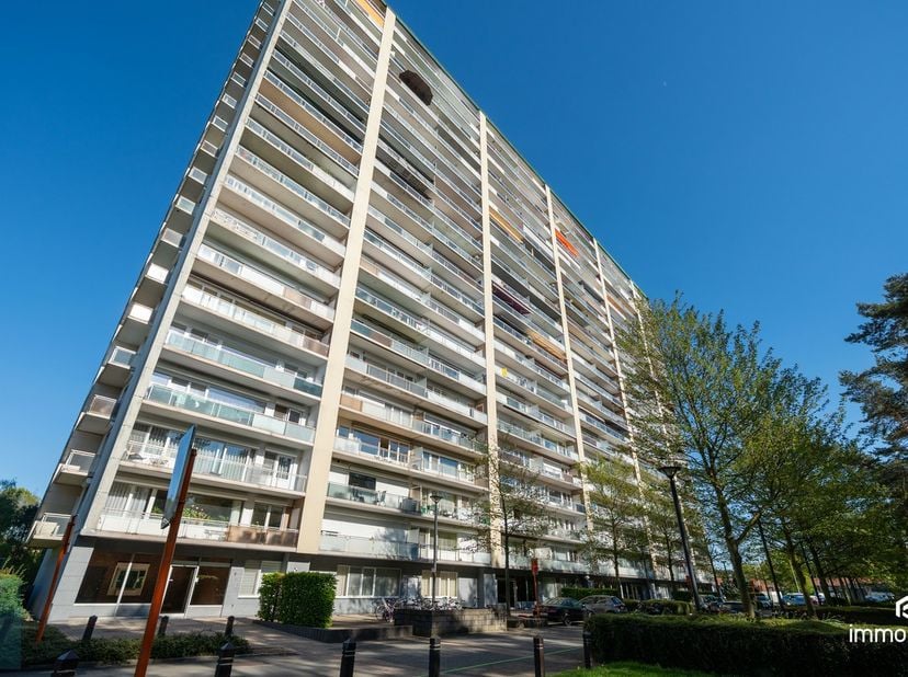 <br />
<br />
Nabij het centrum van Genk, in residentie Zonneweelde aan de Zonneweeldelaan 25 bus 10, vinden we dit verzorgd en instapklaar 2-slpk app