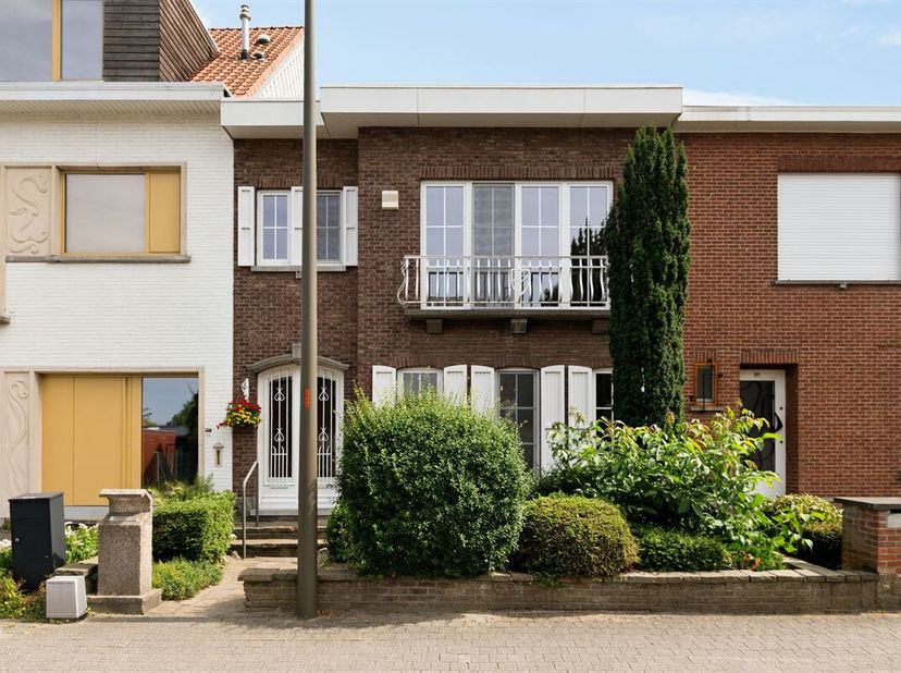 In het gegeerde Mechelen-Zuid bevindt zich deze charmante en verrassend ruime woning, waar authentieke elementen, veel natuurlijk licht en hedendaags