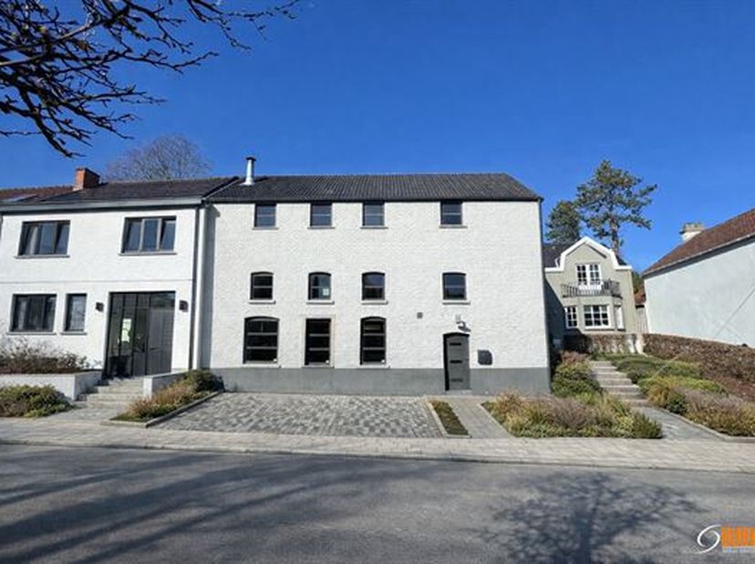 MAISON VILLAGEOISE <br />
Superficie totale habitable ± 213 m², sur parcelle de 2 ares, hall entrée, wc, chaufferie, cuisine full équipée, living avec