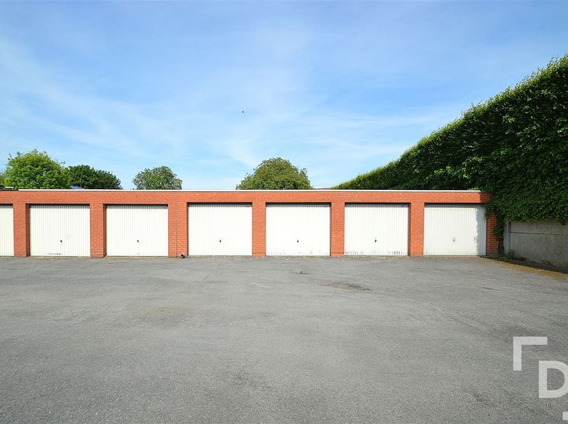 In de Brugseweg te Ieper vinden we deze verhuurde garage.<br />
<br />
Bent u investeerder en op zoek naar een goede vastgoedbelegging dan is deze g