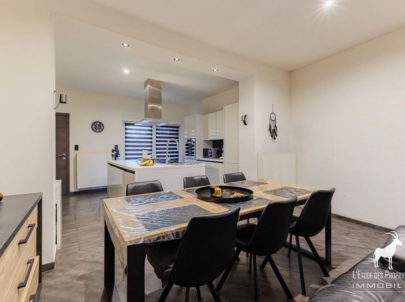 Makelaarsreferentie: v7170-490<br />
*** VIRTUELE TOUR: https://immo360.immo-facile.com/vtour/fr/21pa35/frame ***<br />
Ontdek deze prachtige woning i