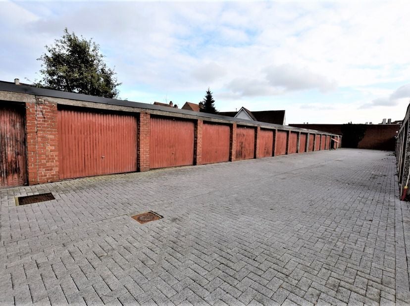 Garagebox te huur in Assebroek  onmiddellijk beschikbaar! Op zoek naar een veilige garagebox? Deze standaardgaragebox met kantelpoort is ideaal gelege