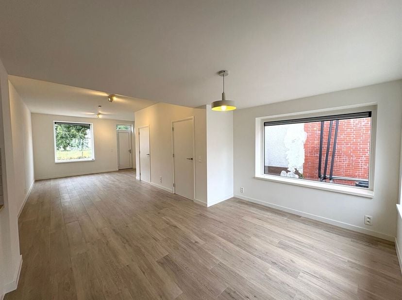 Maison entièrement rénovée avec 2 chambres <br />
Situation : <br />
La maison est située dans la Sint-Jansstraat à Essen. Toutes les commodités sont