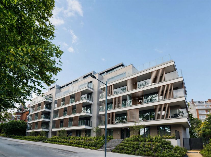 Victoire Junot stelt u een ruim penthouse met drie slaapkamers voor, verlengd door een prachtig en gunstig georiënteerd terras (Zuid/Zuid-West), met u