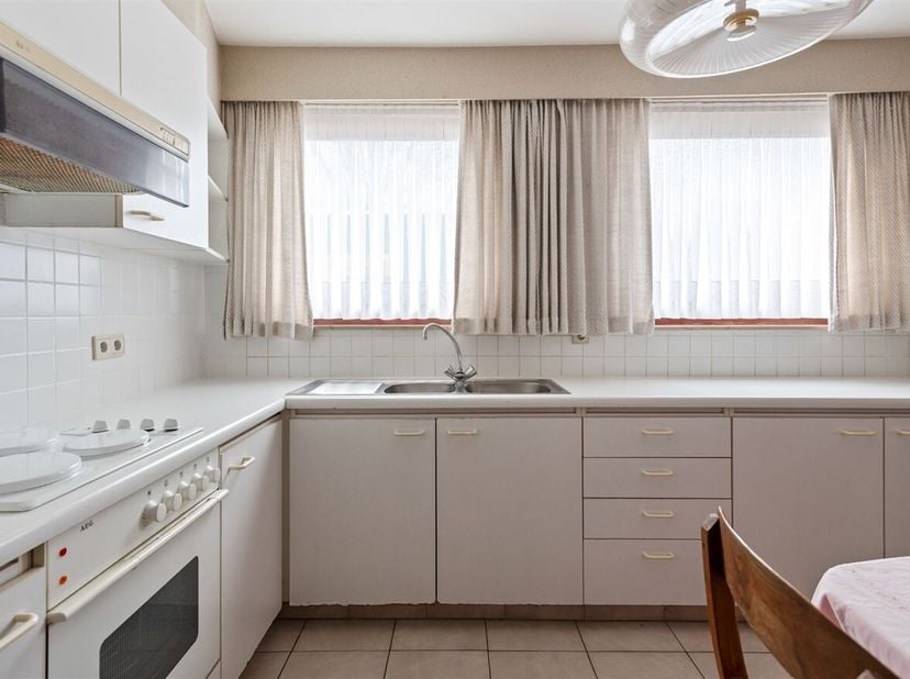 Ruim gelijkvloers 3 slaapkamer appartement met tuintje en garage centrum Geel.<br />
Uiterst gunstige ligging met een goede verbinding naar  omliggend