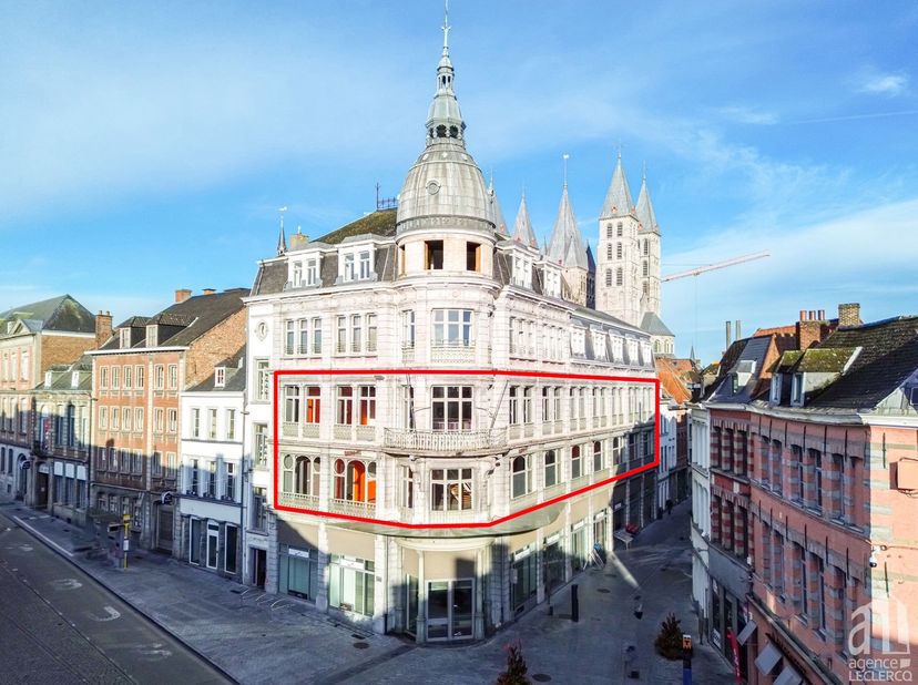 Située dans le centre historique de Tourrnai, l’Agence Leclercq vous propose cette lumineuse surface commerciale sur 2 niveaux.<br />
Ce commerce se c