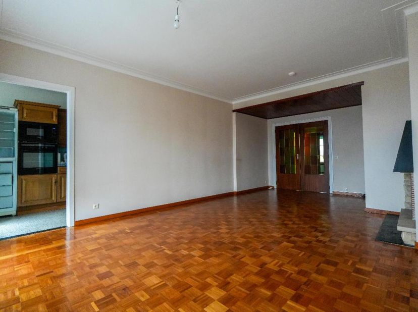 APPARTEMENT AVEC BOX DE GARAGE<br />
<br />
Situé avenue de l’Exposition, au sein des résidences « JAMAICA » et « VIRGINIA », découvrez cet appartemen