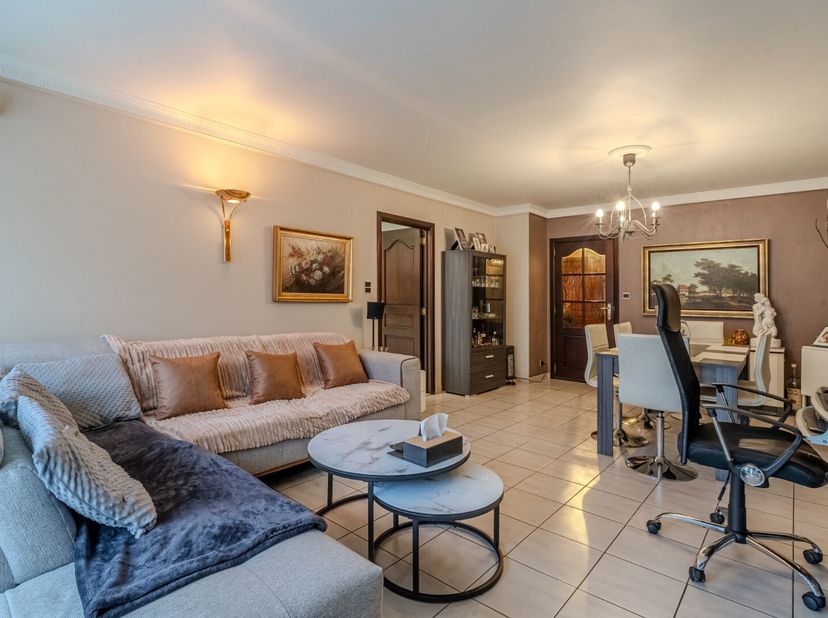 Dit ruim woonappartement is gelegen nabij het Stadspark van Oostende en met een vlotte verbinding naar zee en binnenland. Op heden verhuurd met een ze