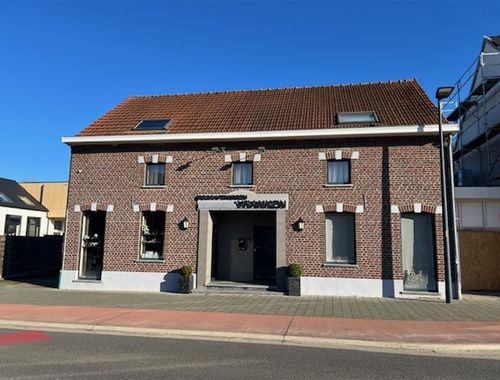                                         Handelspand met woonst te koop in Nieuwerkerken, € 385.000
