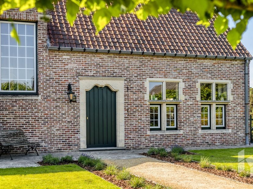 Prachtige, karaktervolle woning met 4 slaapkamers gelegen op een uitzonderlijk privéperceel van 17,5 are in Lutlommel.<br />
Wie regelmatig in deze bu