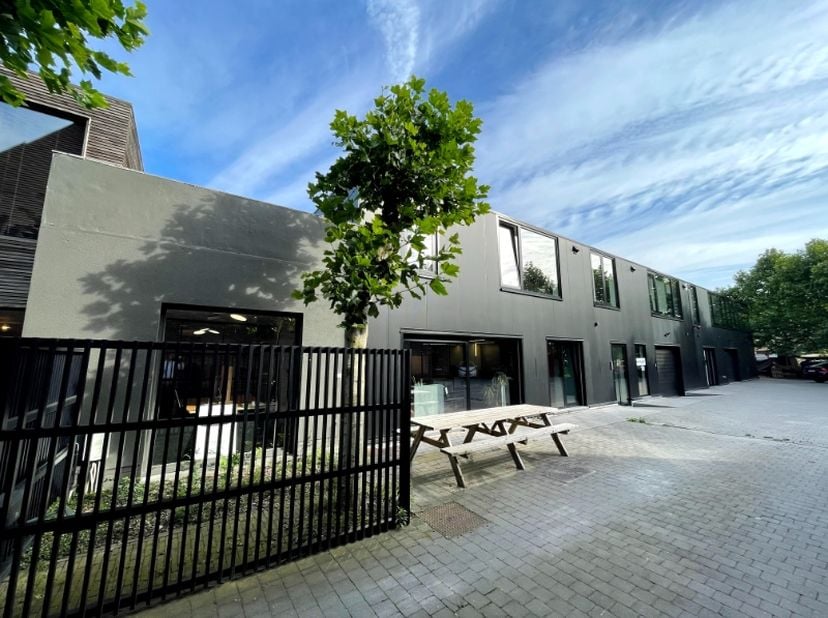 Ontdek dit recent gerenoveerde en instapklare bedrijfsgebouw, bestaande uit een modern landschapskantoor van 76 m² gecombineerd met een praktische mag