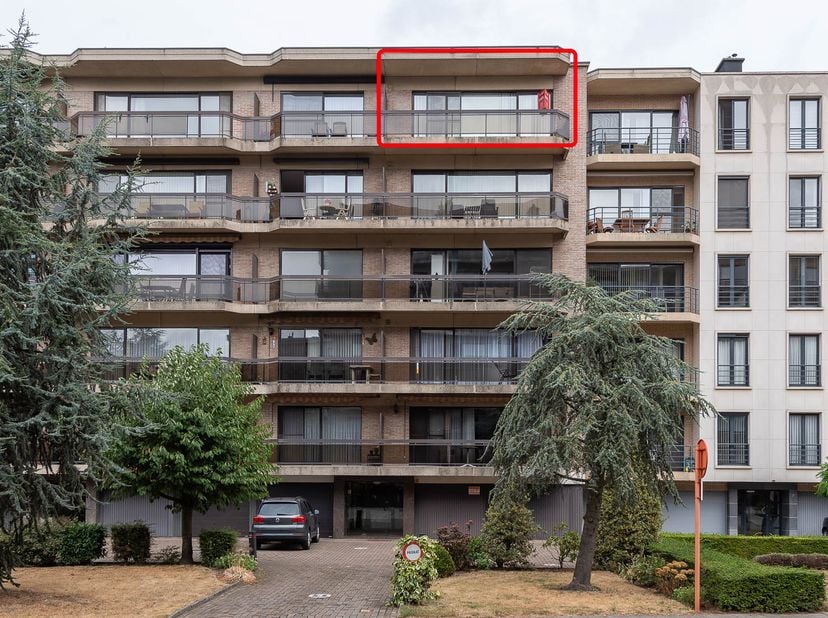 APPARTEMENT BIEN ENTRETENU -<br />
Appartement bien entretenu situé au 5e étage d'un immeuble avec ascenseur. Il comprend deux chambres ainsi qu'une p