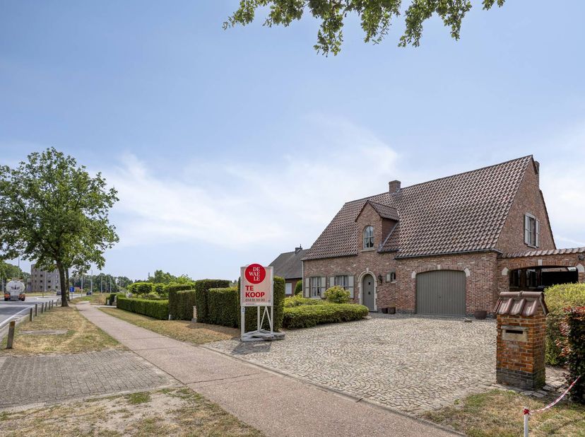 Maison individuelle de style ferme (construite en 1985) sur un terrain de 965 m², avec une vue lointaine sur les prairies à l'arrière, située juste à
