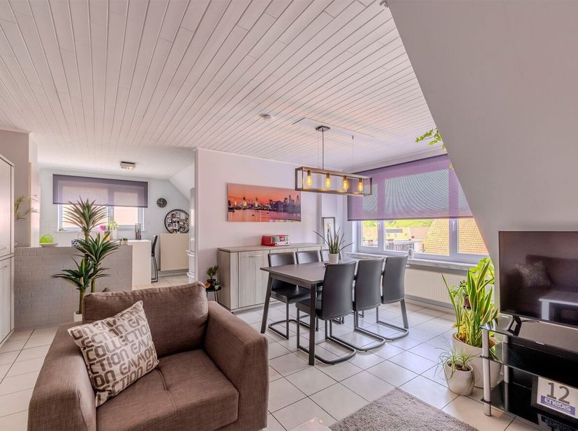 Ruim dakappartement met terras<br />
Indeling:<br />
Ruime woonkamer met ingerichte keuken, badkamer/wasplaats, erg ruime slaapkamer met toegang tot t