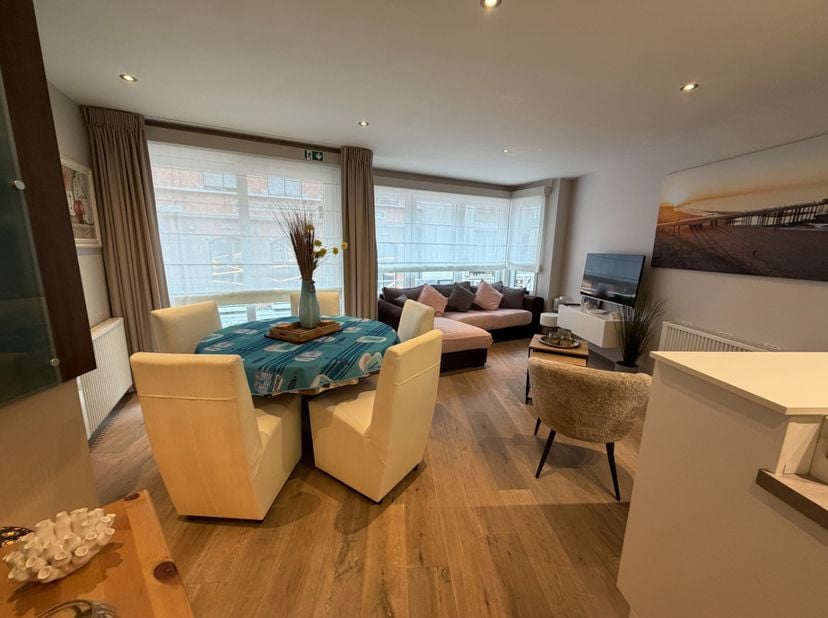 Découvrez cet appartement lumineux et prêt à emménager, idéalement situé au cœur de Blankenberge, à deux pas de la plage et très bien desservi par les