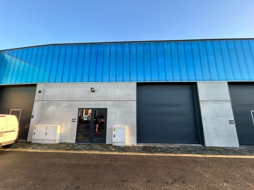 Deze recente KMO-unit van 168 m² (Unit C9) is gelegen in het uitstekend bereikbare bedrijvenpark Grote Nest in Evergem, langs het kanaal Gent-Terneuze