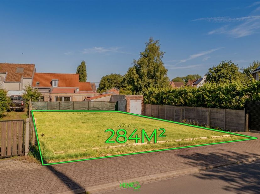 Issu d'une division parcellaire, ce terrain dune superficie de 284 m² offre un front à rue de 12 mètres et une profondeur de 23,67 mètres, permettant
