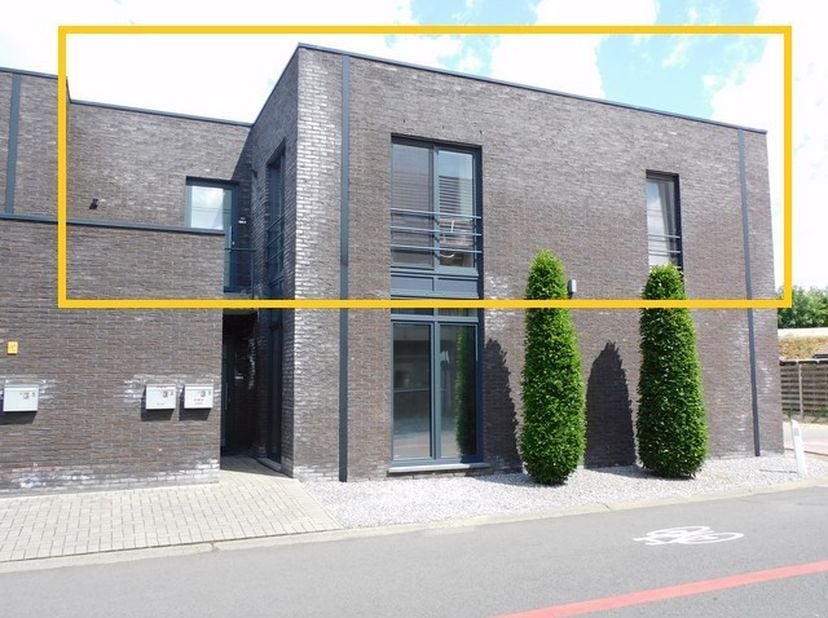 Dit prachtig appartement is gelegen langs de Oude Baan te Beringen, op slechts enkele minuten van zowel het centrum van Beringen als de autosnelwegen.