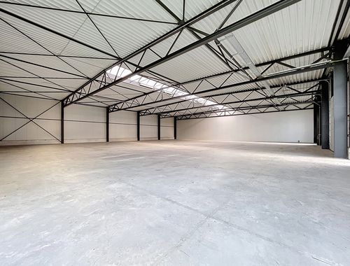                                         Bedrijfsgebouw te huur in Achêne, € 2.675

