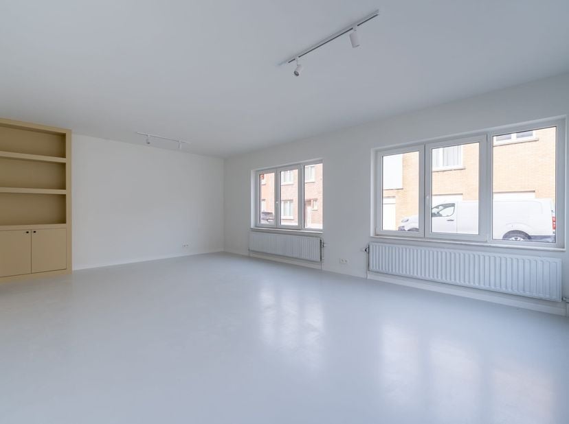 Situé au rez-de-chaussée d'un immeuble entièrement rénové, ce bureau offre une surface brute d'environ 55 m² avec une excellente luminosité et une con