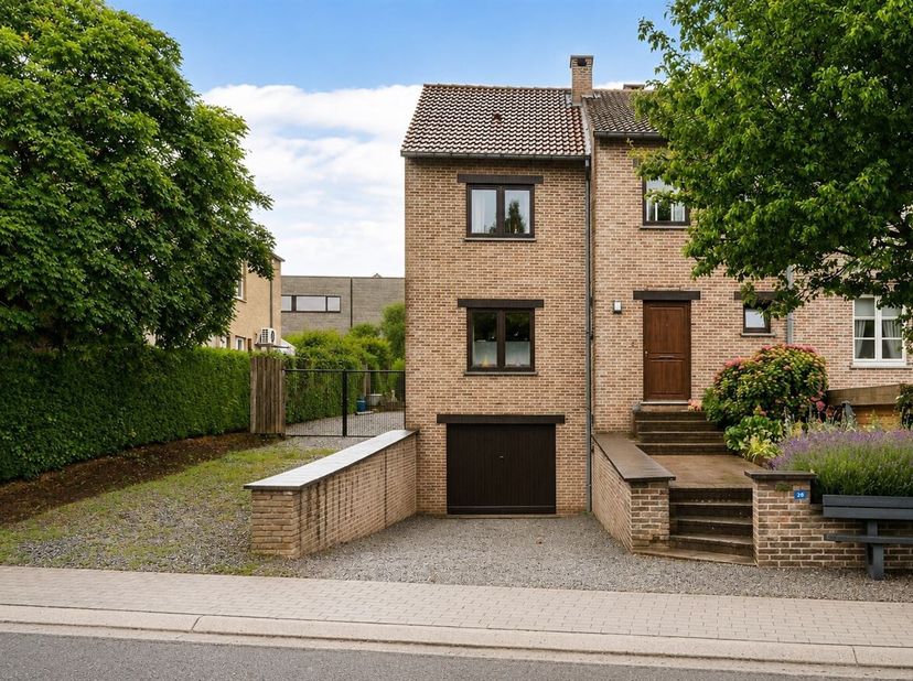 Ruime halfopen woning met 4 slaapkamers, garage en tuin in Riemst<br />
Op een gunstige locatie in de Maastrichterstraat 29 te Riemst bevindt zich dez