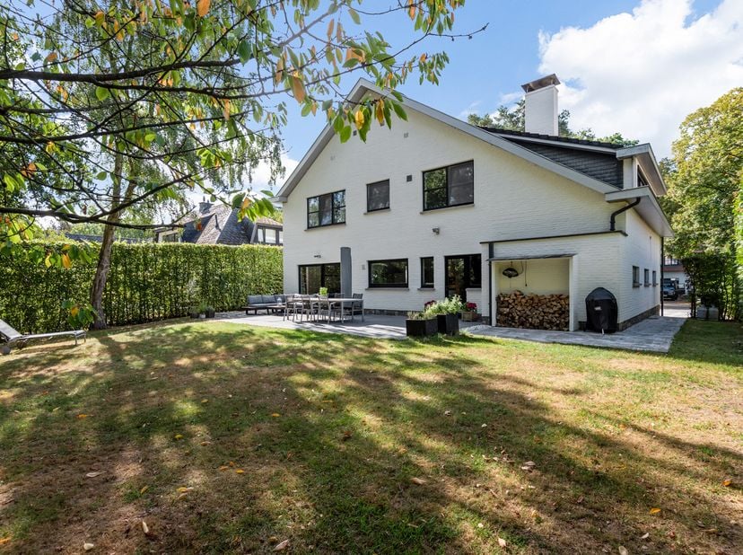 In één van de mooiste en meest residentiële lanen van Schilde, de Kasteeldreef, ligt deze vrijstaande villa op een perceel van 1.100 m². Ruimte, licht