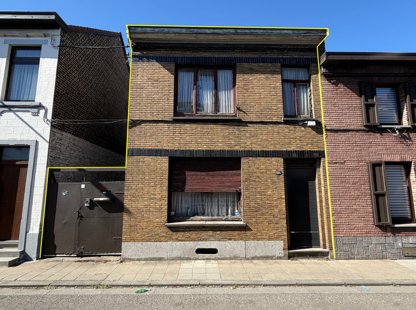 IMMO VISION vous propose un ensemble immobilier composé de deux maisons à rénover entièrement, offrant un grand potentiel d'investissement. Le tout bé