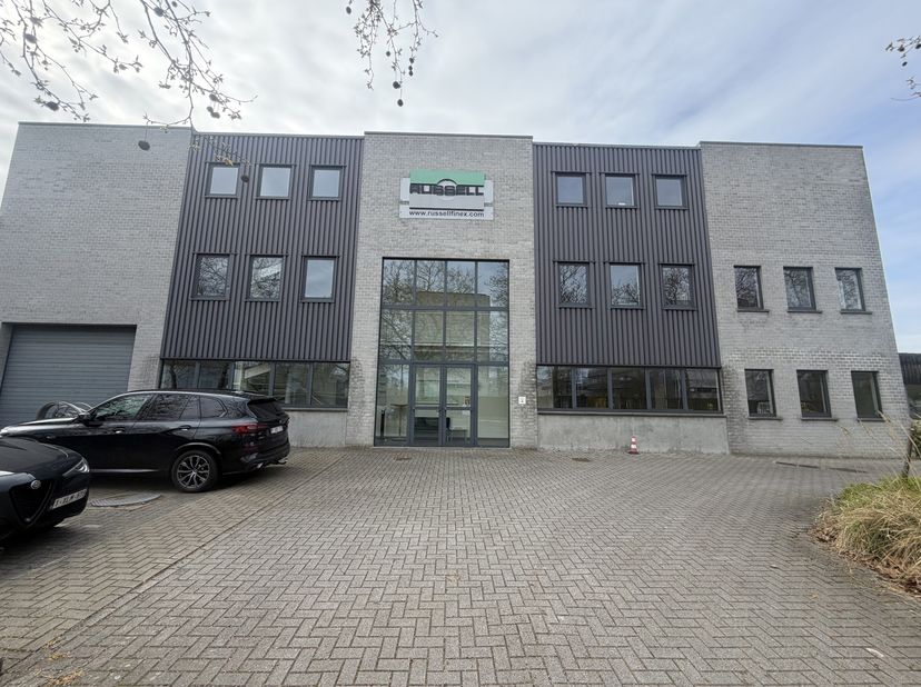Bâtiment industriel polyvalent – Malines Nord<br />
Bâtiment moderne combinant entrepôt et bureaux, situé dans le parc industriel Noord (Zandvoortstra