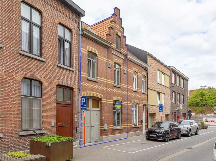 Schrijf je in op het bezoekmoment op zaterdag 29 augustus via onze website:<br />
https://benjaminverkoopt.be/kopen/<br />
- Instapklare, karaktervoll