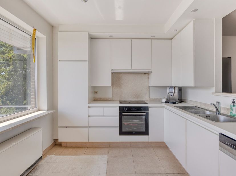 Ruim en lichtrijk appartement (102 m²) gelegen op de tweede verdieping van een kleinschalige residentie, op een rustige locatie in het centrum van Pit