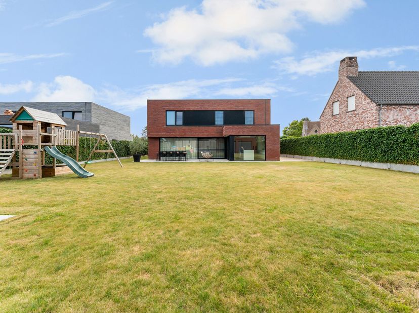 Deze moderne villa, gebouwd in 2019, kent een kwalitatieve afwerking en een doordachte indeling. De woning is gelegen op een rustige locatie op wandel