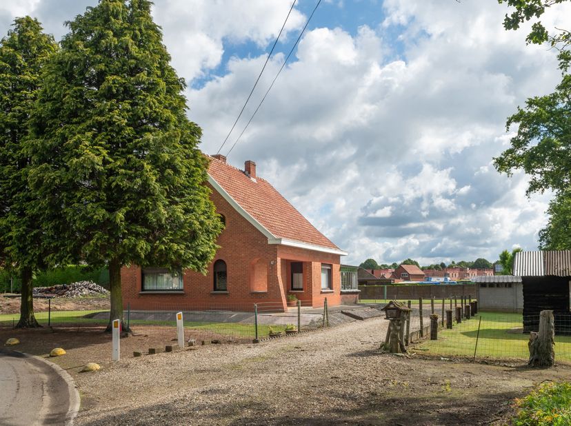In de bijzonder rustige en aangename Helmstraat in Beverlo ligt deze open bebouwing uit 1956. De uitstekende ligging is een grote troef voor wie op zo