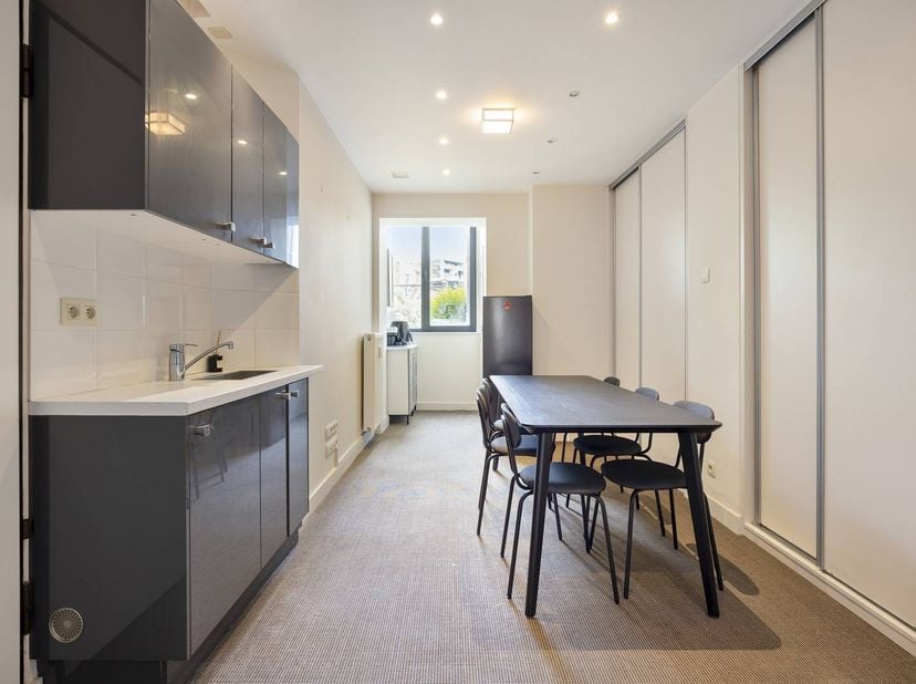 Studio à vendre au rez-de-chaussée dans un immeuble authentique, situé à un emplacement de choix entre Molière et Churchill, dans un quartier calme et