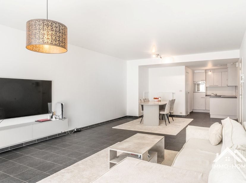 Dit mooie instapklare appartement is terug te vinden op het gelijkvloers van het moderne complex. Je wordt er ontvangen in een ruime inkomhal die de c