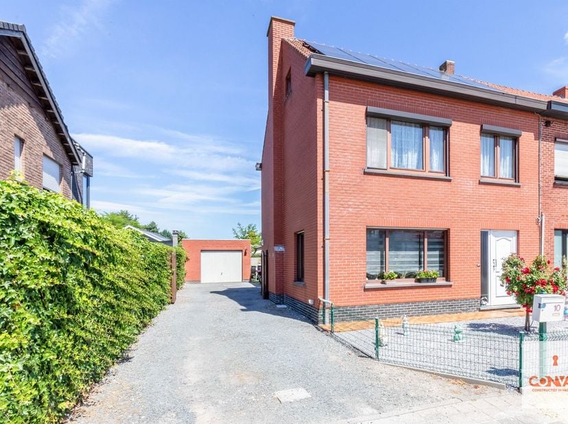 Deze instapklare woning met drie slaapkamers is gelegen op een vlot bereikbare locatie te Lovendegem.<br />
<br />
Via de inkomhal kom je binnen in de