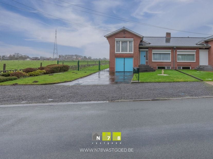 * IN OPTIE * HALFVRIJSTAANDE WONING MET 3 SLAAPKAMERS OP EEN PERCEEL VAN 8A66CA IN ROTEM. <br />
TROEVEN<br />
- Halfvrijstaande woning op een ruim pe