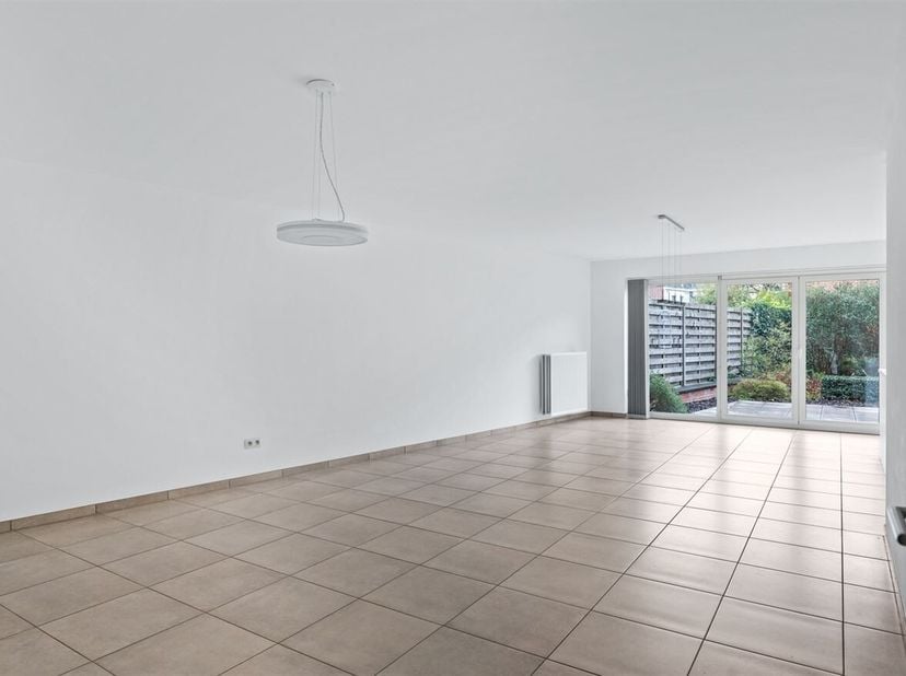 TE HUUR: Modern 2-slaapkamerappartement in het hart van Wommelgem<br />
Ligging<br />
Gelegen in een aangename en vlot bereikbare buurt van Wommelgem,