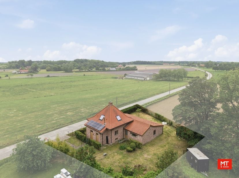 Op een landelijke locatie, vlakbij belangrijke verbindingswegen (Menenstraat) en de A19 Ieper-Kortrijk, bevindt zich deze verder af te werken alleenst
