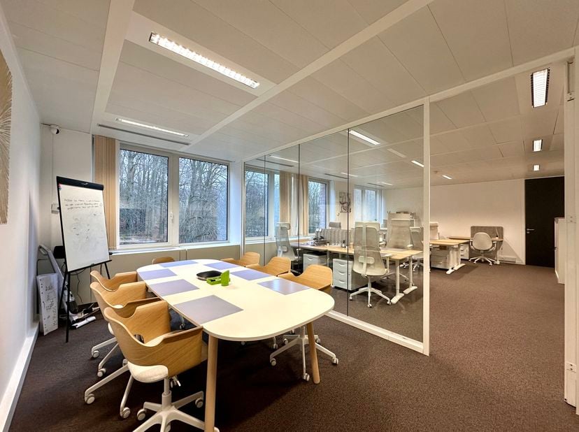 WATERLOO, Office Park – Spacieux bureaux d’une surface totale de ± 60 m², idéalement situés dans l'Office Park de Waterloo, dans un cadre verdoyant. L