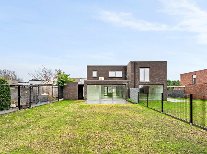 Deze bijna-energie neutrale woning bevindt zich op wandelafstand van het natuurgebied 'De Most' te Balen, op een perceel van 446 m². De woning omvat o