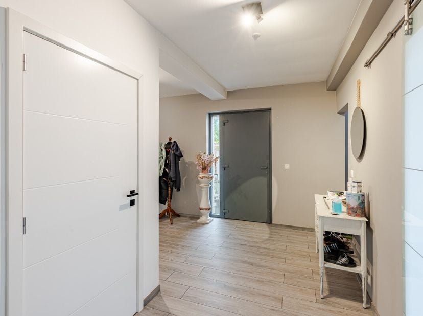 LiggingDeze recent gerenoveerde woning met vijf slaapkamers en een zonnige tuin bevindt zich in de Riemegewel in Evergem, een aangename woonwijk met e